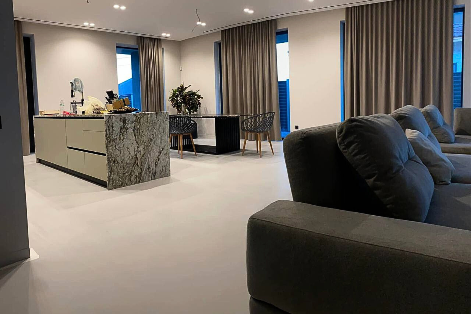Мікроцемент на підлогу в  будинку — 230 м²